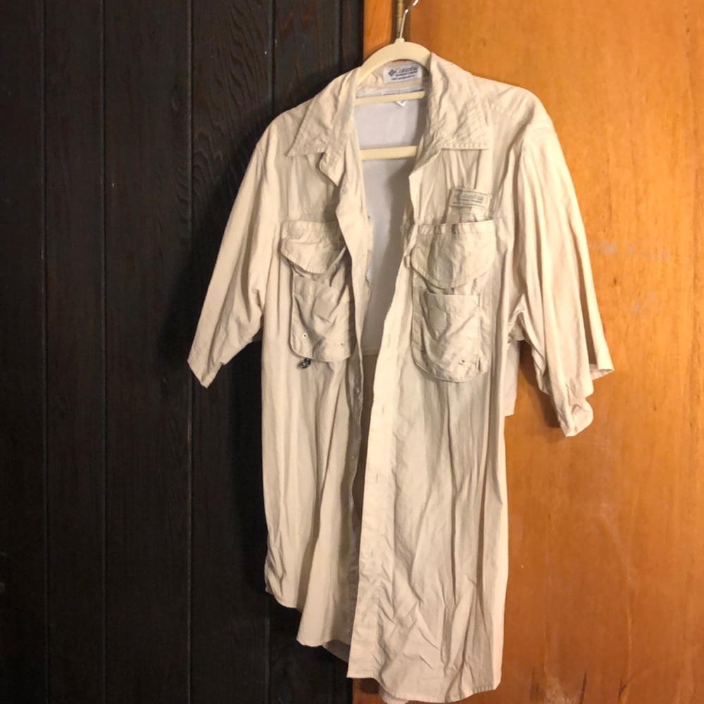 Columbia sportswear excellent condition men’s small 100% nylon cream button down